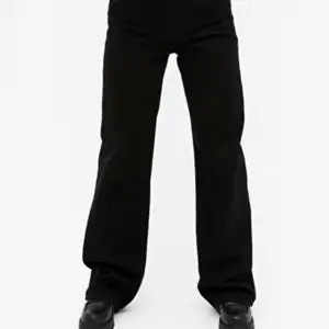 Super snygga Yoko jeans från monki i svart färg. Endast använda 4 gånger och säljer då de inte kommer till användning eller är min stil. Kan möjligtvis behövas strykas. Skriv privat för frågor eller bilder💪💕😀