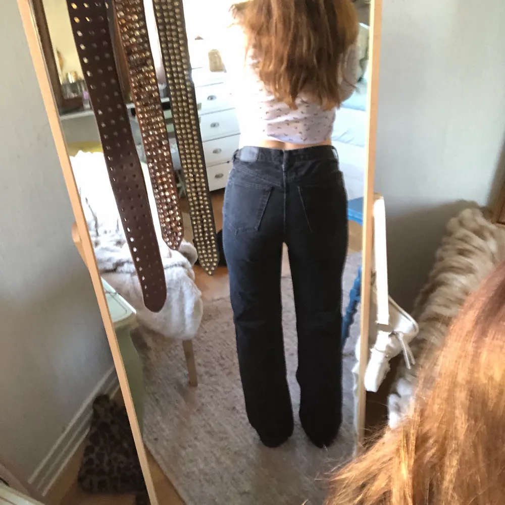 ❤️💕💋❤️‍🩹💝Dessa byxor köpte jag på weekday i Stockholm. Det är i färgen svart och storleken 36/38❤️💕💋❤️‍🩹. Jeans & Byxor.