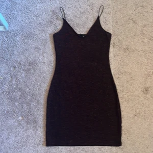 Rödklittrig festklänning från hm♥️♥️ - Nytt skick!!