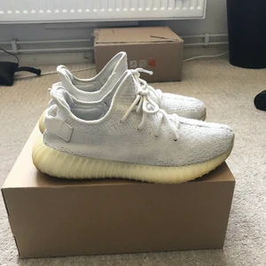 Yeezy 350  - Säljer nu ett par yeezy 350 white, dom är i storlek 42 och jag har såklart box! Skick 7/10!
