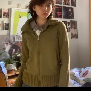 Grön Gina kofta - Säljer denna gröna kofta från gina pågrund av att den inte passar mig i storlek. Den är i bra skick förutom två små fläckar som drar ner på priset. Den ena syns på sista bilden. På lappen står det att den är M men skulle gissa på att den sitter bättre på en S/XS. Skriv gärna om ni undrar något💕 