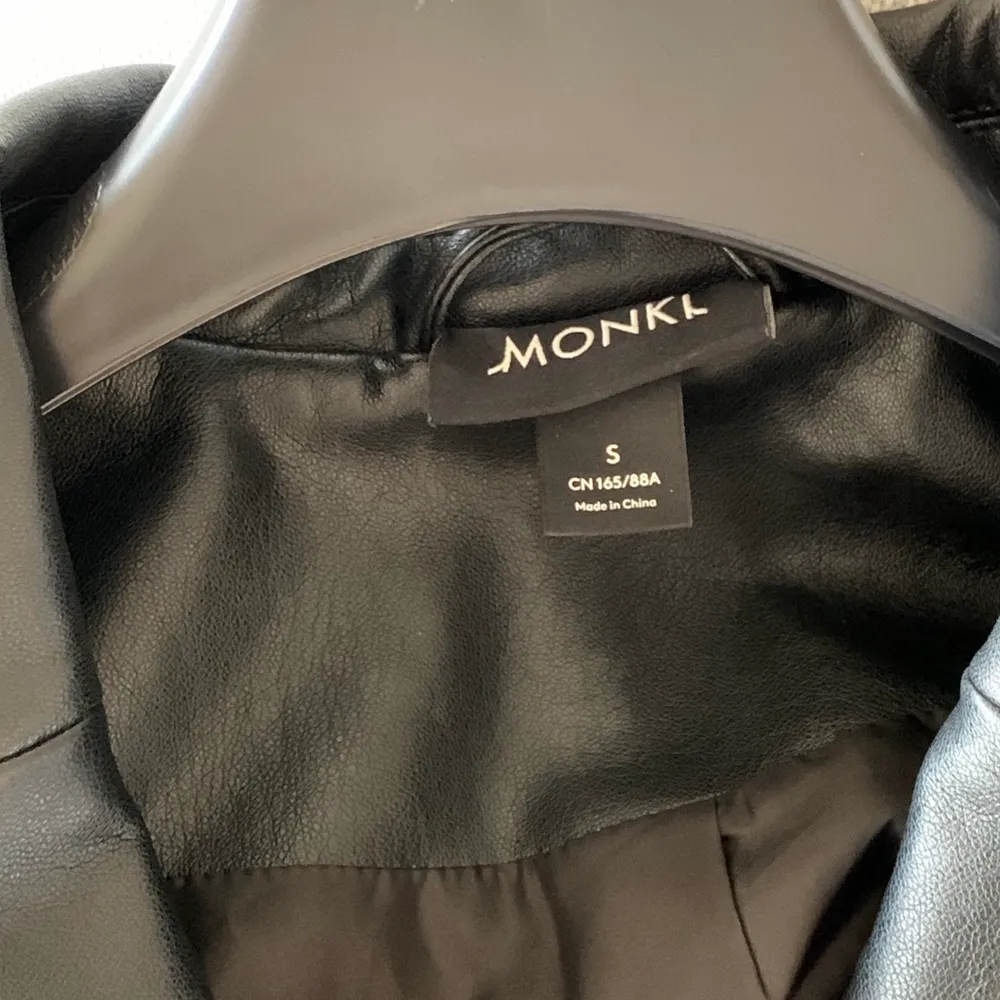 Oversized biker jacka från Monki! Köpt 2020 och är i gott skick, inte kommit till användning på länge därav säljer jag den! Supercool & snygg nu till våren och sommaren 😎🖤. Jackor.