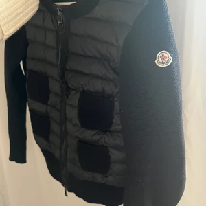 Moncler cardigan - EJ intresserad av att byta. Säljer min svarta moncler cardigan som är i superfint skick och knappt använd i storlek S/XS.