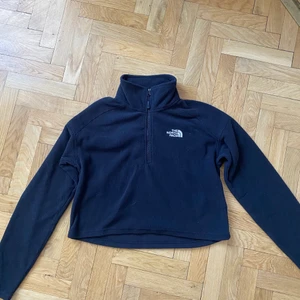 Croppad svart fleece - The North Face  - Cool fleece från the north face som jag knappt har använt. Skriv för mått och mer bilder😁😁 köparen står för frakt 