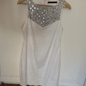 Vit klänning från Zara strl L 🌸 den är i nyskick och lapparna finns kvar 🌸 