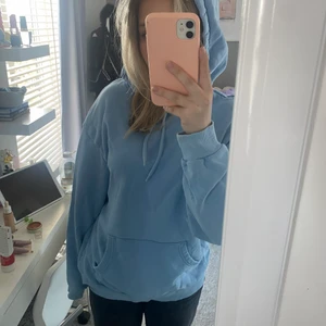 Blå hoodie - Härlig blå hoodie som är perfekt till lite kallare sommar kvällar! Använd några gånger men är i väldigt bra skick! Köparen står för frakten!💙PRIS KAN DISKUTERAS!
