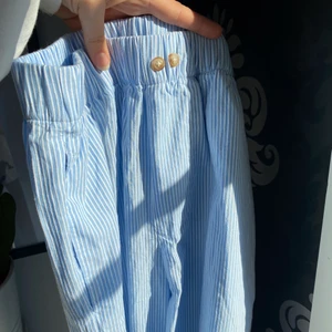 Randiga byxor - Superfina randiga pyjamasbyxor från zara. Köpta här på plick men de va lite för små för mig, väldigt bra skick!!! Som om de aldrig är använda. Kan skicka bild egna bilder med dem på, bara att skriva 💙💙 om många är intresserade blir det budgivning