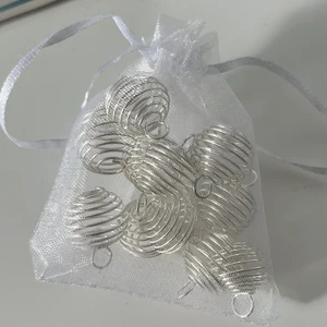 Små bur berlocker - Små bur berlocker man kan ha kristaller i eller något annat :) 3kr/st eller alla 11st för 29kr.