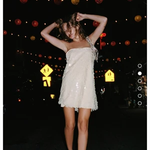 Zara paljett klänning - KLÄNNING använd 1 gång supersnygg storlek M, Passar 36/38! Pris: 300kr