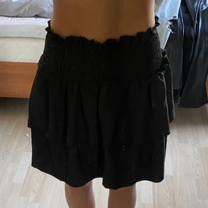 Volang kjol  - Snygg volang kjol aldrig använd! Stl M men passar S då den är töjbar i midjan! Perfekt nu till sommaren 