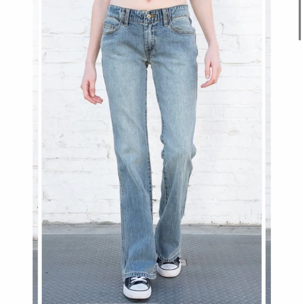 Skitsnygga jeans från Brandy melville!💕säljer pga de var lite för lågmidjade för min smak, och det skulle kosta jättemycket att skicka tillbaks då det inte är i sverige💕Därför helt nya och oanvända💕Skriv för mer bilder och köparen står för frakt!. Jeans & Byxor.