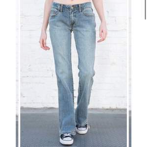 Skitsnygga jeans från Brandy melville!💕säljer pga de var lite för lågmidjade för min smak, och det skulle kosta jättemycket att skicka tillbaks då det inte är i sverige💕Därför helt nya och oanvända💕Skriv för mer bilder och köparen står för frakt!
