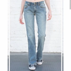 Jeans - Skitsnygga jeans från Brandy melville!💕säljer pga de var lite för lågmidjade för min smak, och det skulle kosta jättemycket att skicka tillbaks då det inte är i sverige💕Därför helt nya och oanvända💕Skriv för mer bilder och köparen står för frakt!