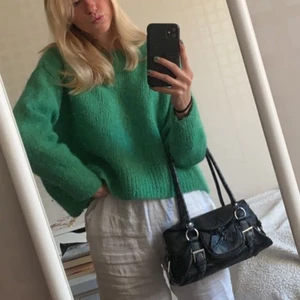 Stickad tröja - Säljer denna superfina gröna tröjan i alpacka mix från HM😍😍 jättebra skick! Står storlek L men tycker den är ganska liten i storlek, jag brukar ha S som preferens💓