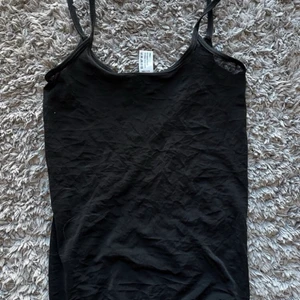 Svart linne - Säljer detta helt vanliga svarta linne som är lite genomskinligt och ganska stretchigt material. Skriv till mig om ni vill ha fler bilder eller har frågor!!❤️‍🩹