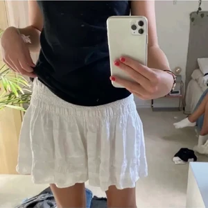 Zara kjol - Superfin kjol från zara. Köptes på plick men lite stor på mig tyvärr som vanligtvis har storlek xs eller S💗 Bra skick men har några defekter! Lånade bilder och frakt tillkommer.