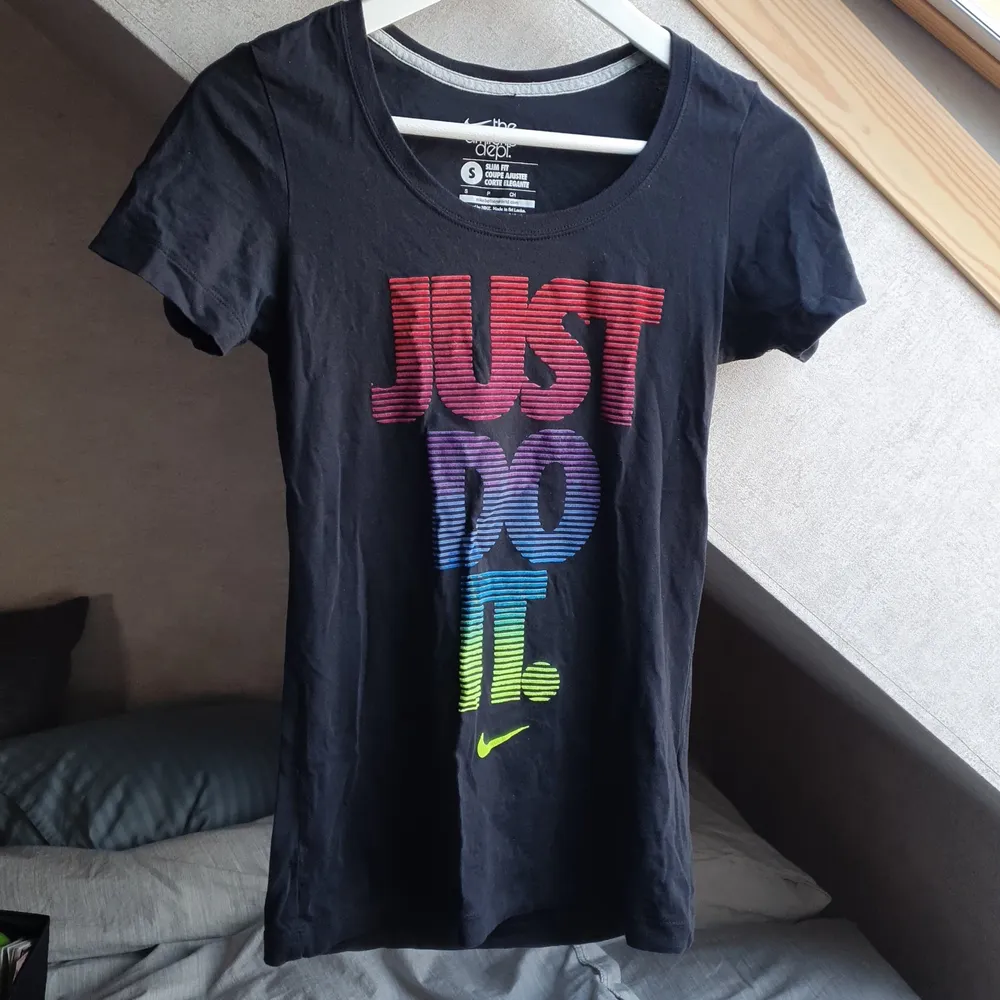 Träningst-shirt från Nike i storlek S. Använd fåtal gånger, sedan dess bortglömd i byrålådan. Frakt tillkommer ✨️. T-shirts.