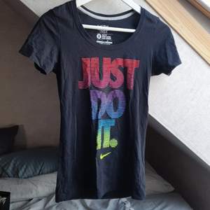 Träningst-shirt från Nike i storlek S. Använd fåtal gånger, sedan dess bortglömd i byrålådan. Frakt tillkommer ✨️