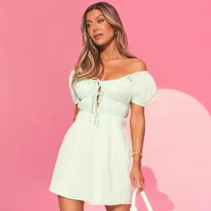 Everyday Summer Dress Bianca X Nelly  - Säljer denna jättefina gröna klänning från Biancas sista kollektion med Nelly. Storlek 38, helt ny med lappar kvar. Budgivning börjar från ordinariepris 549kr. Köparen står för frakten🌸