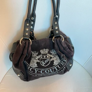 Juicy Couture väska - Svart väska. Ett axelband slitet. Fint skick i övrigt. Rymlig, med innerfack. 