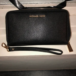 Ny Michael kors plånbok  - Helt oanvänd Michael kors plånbok. Äkta och i läder. Har inte använt den en enda gång då jag inte trivs med plånbok men fick den av min pappa för nån månad sen. Priset är inte hugget i Sten men eftersom den är oanvänd helst inte under 1000kr