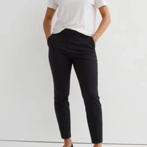 H&M kostymbyxor - Säljer dessa kostymbyxor som knapt är använda pga att jag inte gillar passformen på mig, nypris 200kr 💗köparen står för frakten BÅDA KOSTYMBYXORNA GÅR FÖR 150kr TILLSAMMANS