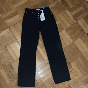 Mörk blåa zara jeans aldrig använda - Aldrig använda inga skador eller fläckar stl 34
