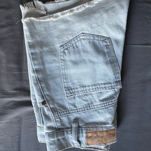 Jeans shorts - Supersnygga jeans shorts men tyvärr för små rund rumpan för mig, är tyvärr lite fläckiga som du kan se på sista bilden. Men annars supersnygga verkligen💙🦋☀️