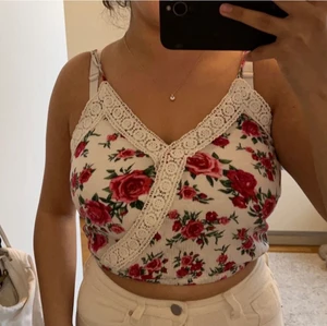 Topp - Söt blommig topp i storlek 36, säljer för den ej kommer till användning längre🌺