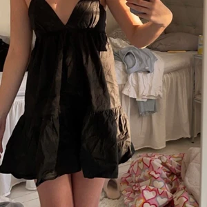 Klänning zara - Säljer min jättefina klänning från zara då den är för liten för mig det är storlek xs och ganska liten i storleken annars är den jättefin bara använd ett fåtal gånger så den är som ny i kvaliten. Kan även tänka mig att byta mot en likadan klänning i storlek S. Frakten står köparen för men om man bor i Ystad går det bra att mötas upp🤍