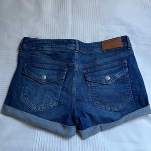 Blåa jeans shorts med en fin bakficka i storlek 38, säljs för de ej kommer till användning💫