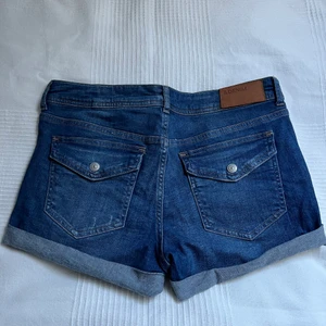 Shorts - Blåa jeans shorts med en fin bakficka i storlek 38, säljs för de ej kommer till användning💫