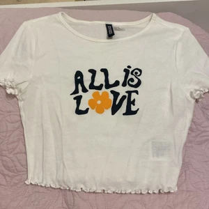 Vit topp HM - Vit topp från HM med text. Storlek xs, väldigt kort.