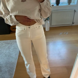 Weekday jeans - Weekday jeans i off white färg. Knappt använda då de är lite tighta på mig. Storlek W 26 L 34. Jag är ungefär 178 cm lång. 