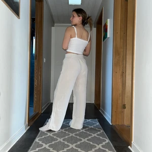 Linnebyxor H&m 🕺 - Säljer mina älsklings linnebyxor från H&m (öppen för byten också). Dem är i storlek s och köpta i somras! Så fina och sköna, slutsålda även! Dem är 8/10 i skick skulle jag säga! Superfina!! ❤️