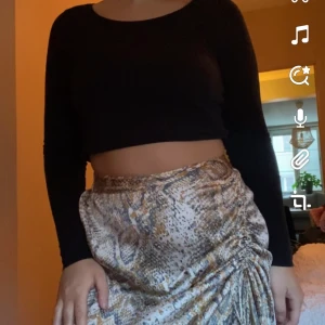 Satin kjol  - En orm mönstrad satin kjol, så fin i passformen 