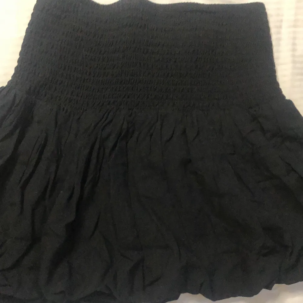 Svart ballong kjol från Lindex.                 Den passar såklart inte mig längre men den är i bra skick. Använd runt 2-4 gånger. . Kjolar.