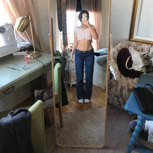 Y2k - Detta är ett par lee byxor i färgen mörkblå. Är köpta på en secondhand butik i köpenhamnare och bestämmer mig nu för att sälja dom pogrund av pengar nöd