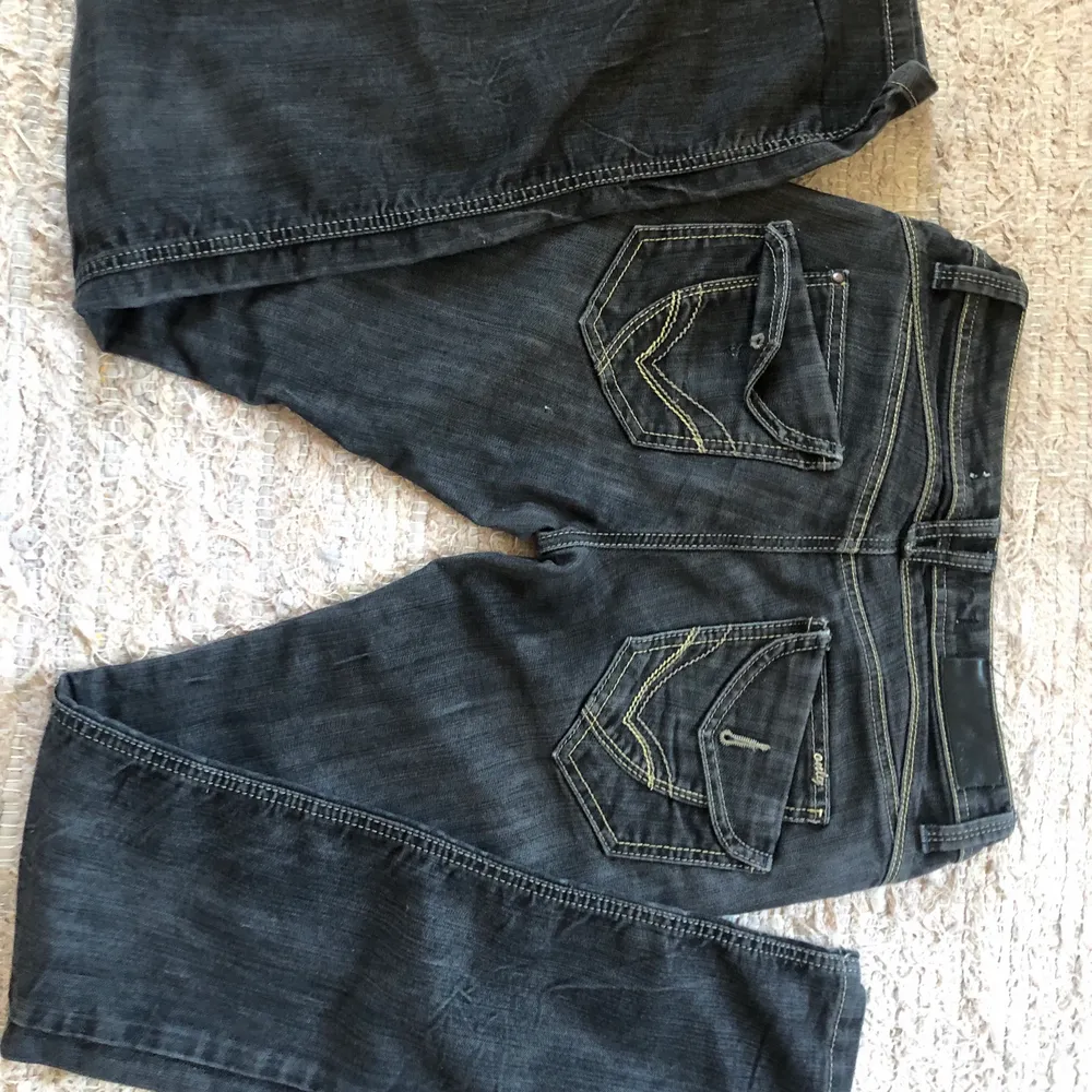 ✨Dröm byxor som tyvärr inte passar mig i storleken, riktigt snygga fickor där back. Detta är en byxa som värkligen skriker y2k✨💋. Jeans & Byxor.