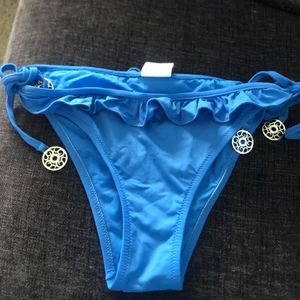 Bikini från my jemma  - En blå bikini från my jemma som är för stor för mig den är i storlek M och jag använder inte den längre perfekt nu till sommaren.Skriv privat gör flera bilder🦋💙
