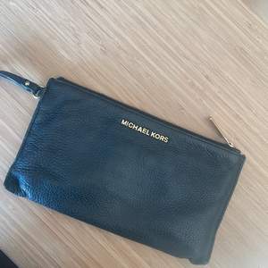 Svart Michael kors clutch, köpt på raglady by tara för några år sedan. 