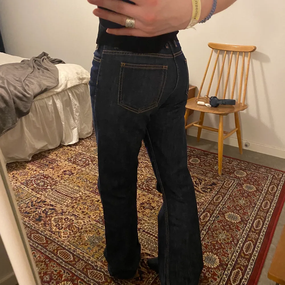 Midwaist jeans från acne! De är köpta för ca 1.5 år sen och är i mycket bra skick🙏 Jag är 1.68 och jeansen når marken😇 Kan såklart skicka fler bilder privat! . Jeans & Byxor.