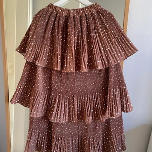 Kjol Gina tricot - Superfin kjol från Gina tricot. Använd 1 gång. Passform på sista bilden. Storlek 36. Finns att hämtas på Kungsholmen eller fraktas, köparen står för frakt. 