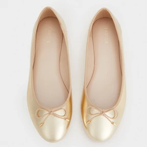 Ballerinaskor - Superfina glansiga ballerinaskor med rosett framtill, använda 1 gång, bra skick. Väldigt bekväma och sköna. 