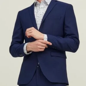 Kostym - Jag säljer en marinblå tvådelad kostym. Endast använd en kväll när min bror gick ut nian. Den är vädligt fin och Passar perfekt till bal. Nypris: 1799kr. Frakt tillkommer💕💕 Slimfit är modellen och den är slutsåld hos Jack and Jones💕