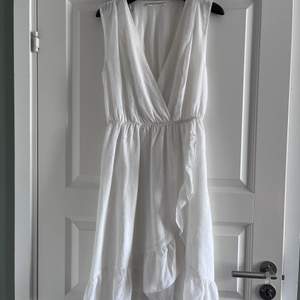 Superfin vit klänning från Sophie Schnoor. Finns inte att köpa längre. Endast använd 1 gång. Storlek S men passar även M. Nypris runt 1500kr. 