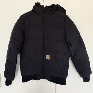 Carhartt dunjacka  - Carharrt Dam Dunjacka med dragsko i luvan. Små små färgfläckar på höger sida. Använd sparsamt och i övrigt superbra skick. Väldigt bekväm, perfekt för höst och vinter! 