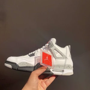 Jordan 4 - WTS  2016 Jordan 4 white cement  EU44 US 10 Cond 9,9/10 BID 5400 BIN 6000  2012 Jordan 4 bred  EU 42,5 US 9 Cond 9,5/10 BID 3200 BIN 3600  Båda skor kommer med originalboxarna 