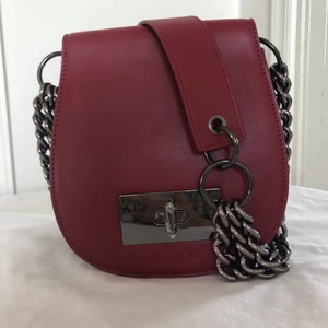 Väska från NAKD - En oanvänd väska i vinrött från NAKD. Prislappen sitter kvar. Frakt tillkommer. 