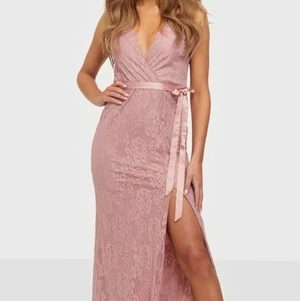 Rosa balklänning - Ljusrosa balklänning med spetsdetaljer, snöre i midjan, V-ringad och slits